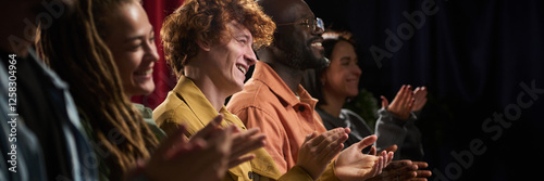 Φωτογραφία Group of diverse individuals clapping enthusiastically while enjoying event in indoor setting