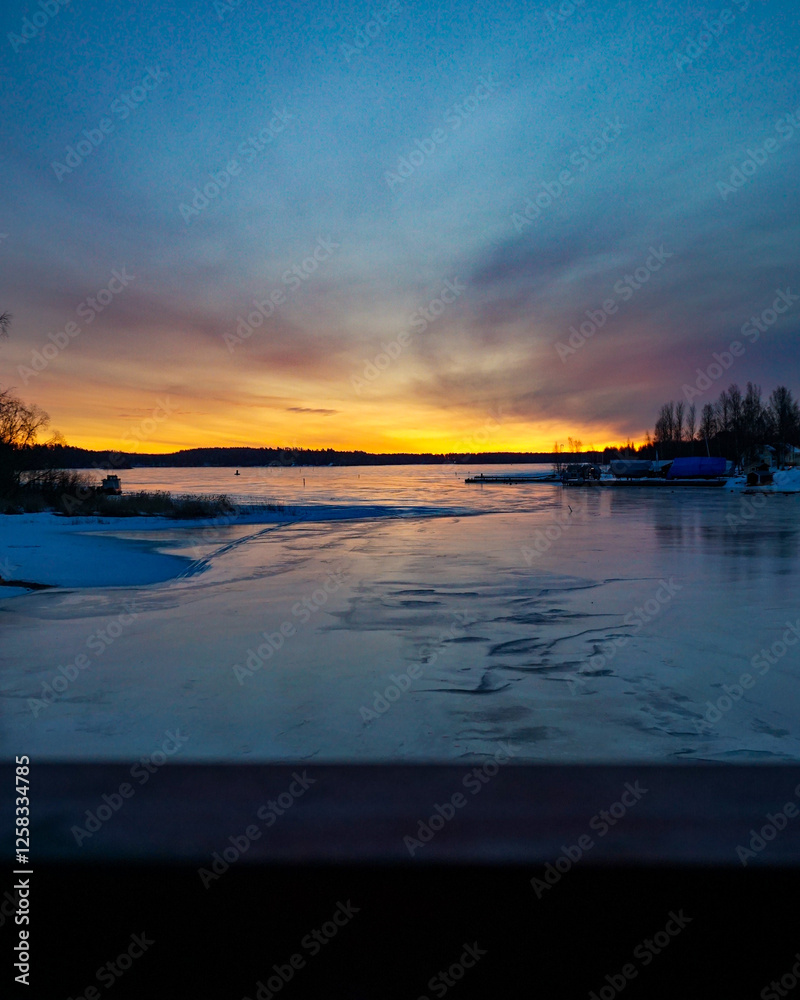 Naklejka premium sunset over the lake