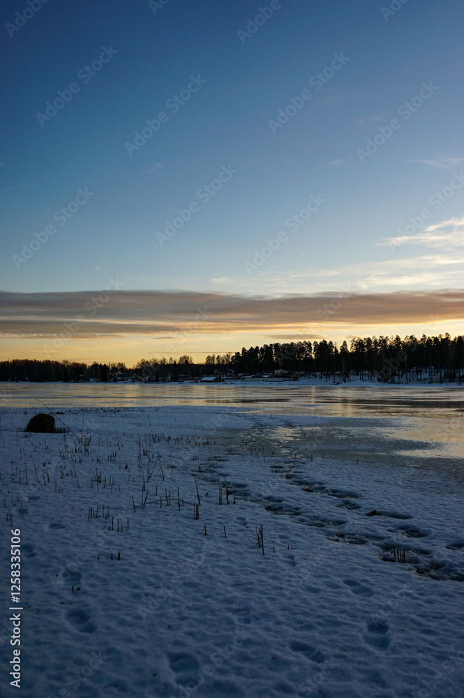 Naklejka premium sunset over the lake