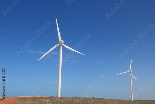 Aerogeradores com céu azul ao fundo photo