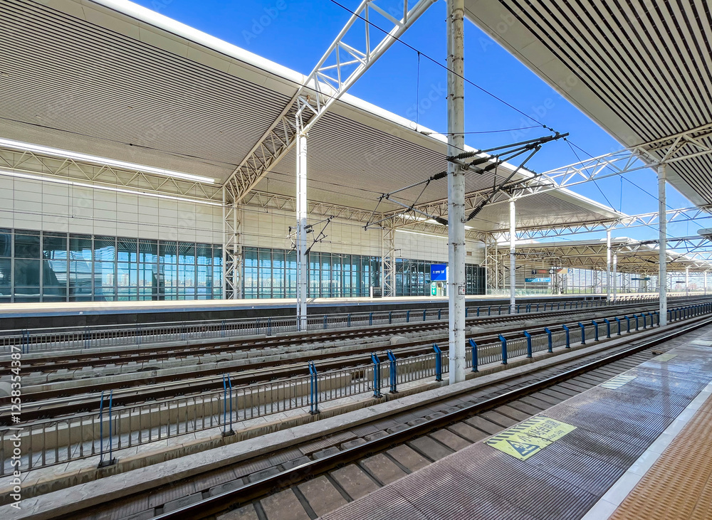 Obraz premium Empty train station platform