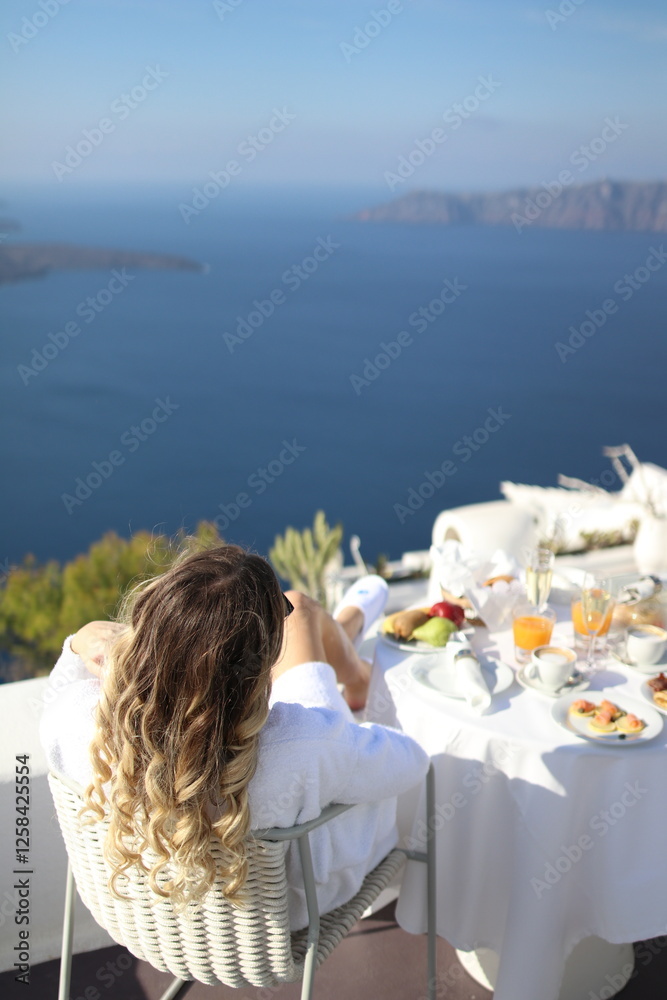 Obraz premium Blonde girl in Santorini Greece