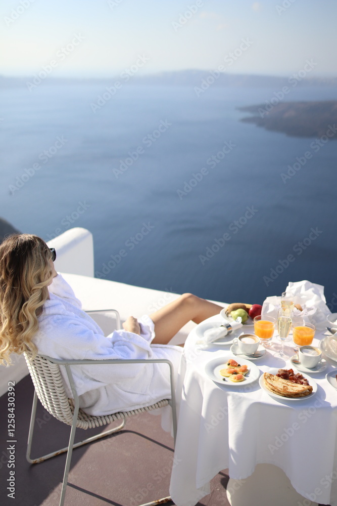 Obraz premium Blonde girl in Santorini Greece