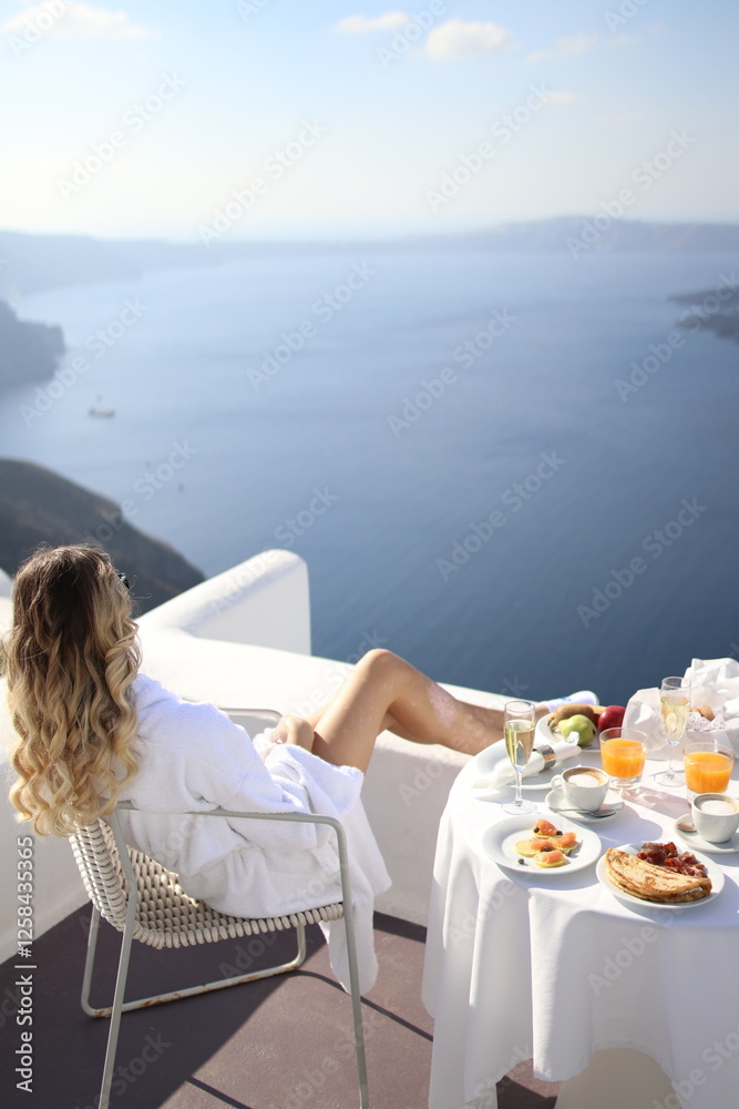 Obraz premium Blonde girl in Santorini Greece