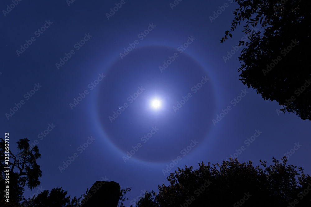 rarissimo alone lunare nel cielo notturno e sereno in inverno