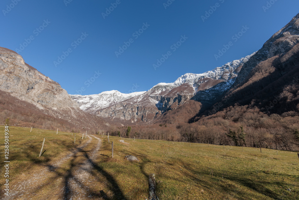 vista panoramica su un ambiente naturale di montagna nella Slovenia nord-occidentale, di giorno, a inizio inverno, con il cielo sereno