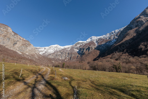 Obraz na płótnie vista panoramica su un ambiente naturale di montagna nella Slovenia nord-occidentale, di giorno, a inizio inverno, con il cielo sereno w salonie