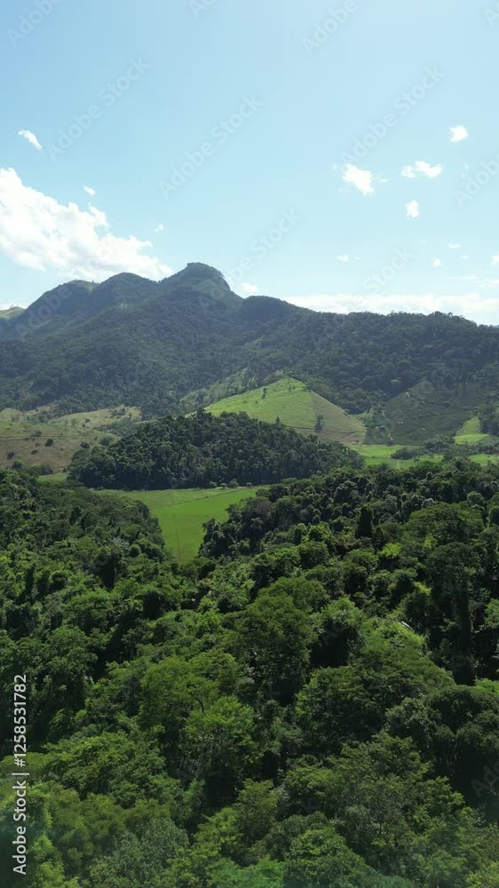 imagem aérea da cidade de alfredo chaves, nas montanhas do espírito santo.