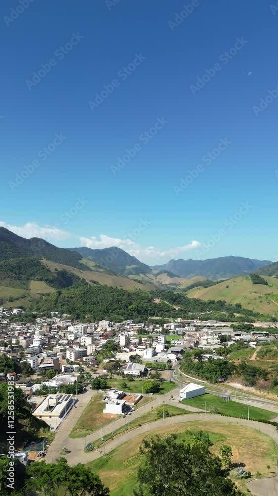 imagem aérea da cidade de alfredo chaves, nas montanhas do espírito santo.