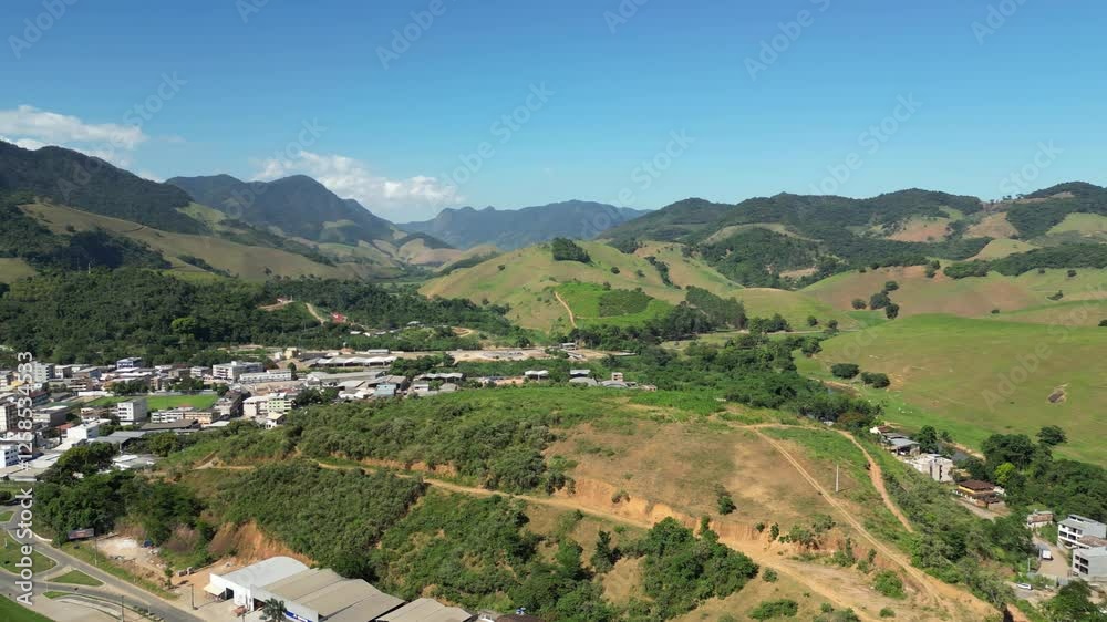 imagem aérea da cidade de alfredo chaves, nas montanhas do espírito santo.