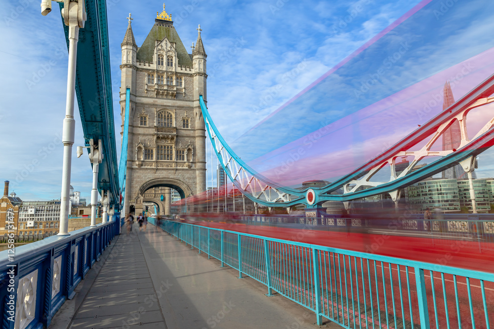 Obraz premium Tower Bridge in London in the morning