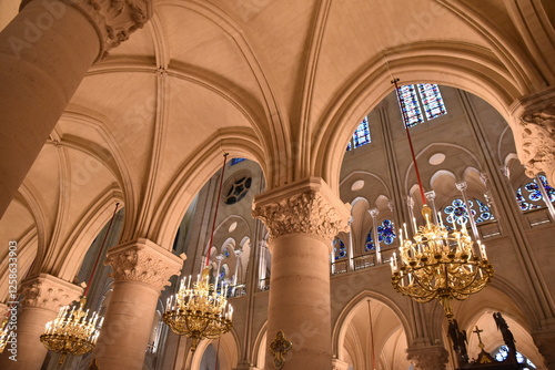 Voûtes gothiques en croisées d'ogives à l'église	