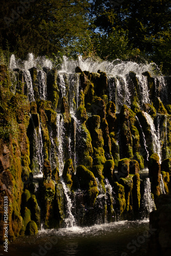 Lebendiger Brunnen in einem sonnigen Park