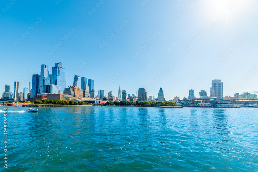 Fototapeta premium Sun shining over Manhattan skyline in the morning