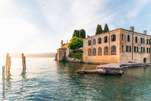 Obraz na płótnie Punta San Vigilio, Garda Lake, Italy. Sunrise view of historic building. w salonie