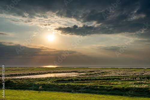 Dramatischer Himmel über den Salzwiesen an der Nordsee