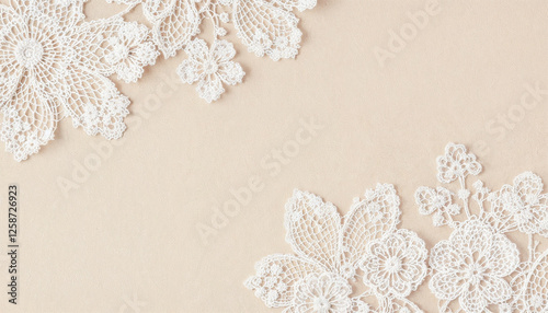 Un fondo texturizado que presenta intrincados motivos florales de encaje blanco sobre una superficie beige suave. El encaje tiene un diseño delicado