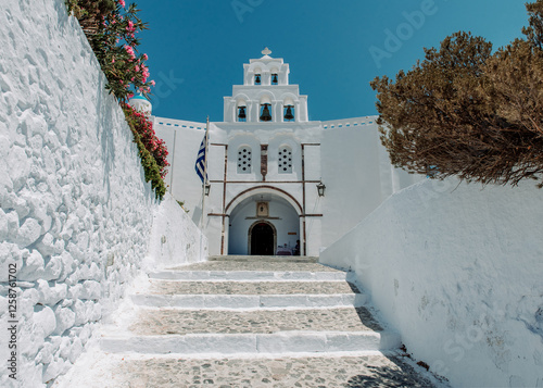 Fototapeta Naklejka Na Ścianę i Meble -  Streets in Pyrgos kallistis in summer