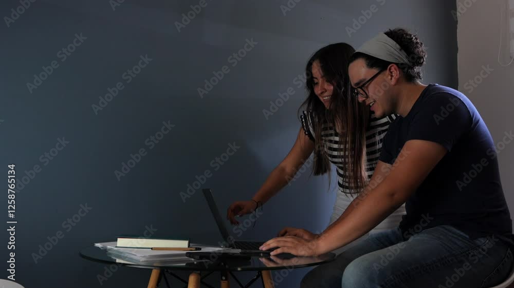 Pareja de jovenes estudiando en computadora