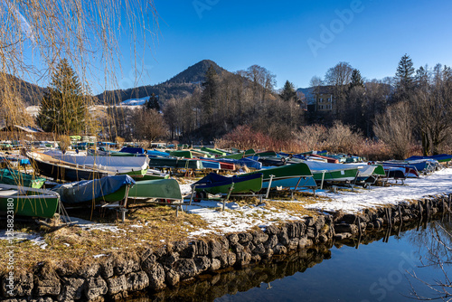 Ruderboote überwintern kopfüber im Hafen am Schliersee