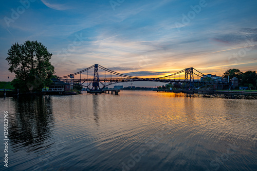 Die Kaiser-Wilhelm-Brücke im Sonnenuntergang