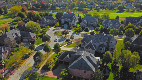 Foto Drone view of an upscale suburban neighborhood near Chicago, Illinois, with large homes, circular streets, and a golf course landscape