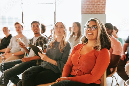 Φωτογραφία A diverse group of men and women, including a woman of South Asian ethnicity, attentively listening in a seminar