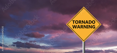 Valokuva tornado warning sing against a powerful stormy background with copy space