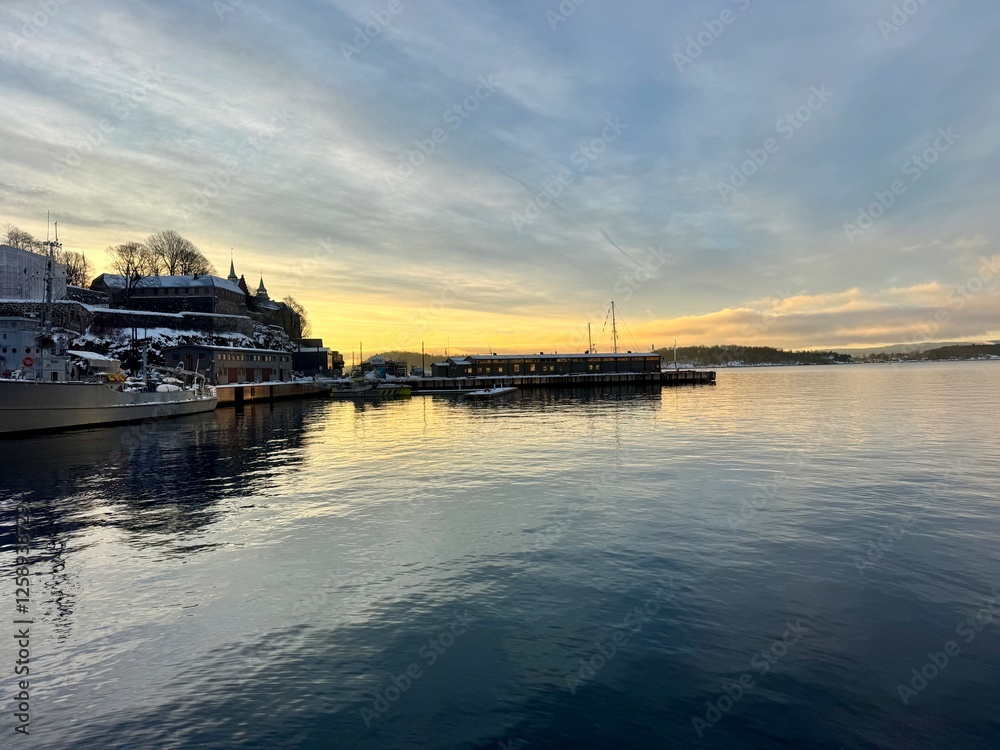 Obraz premium sunset in the harbor