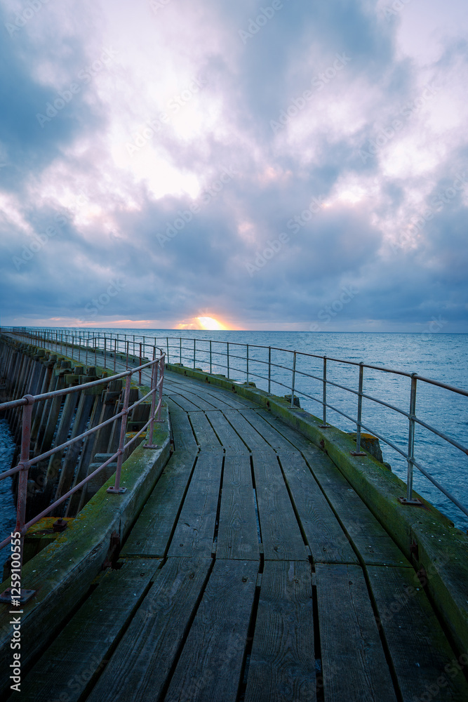 Obraz premium West Pier, Blyth Northumberland, sunrise