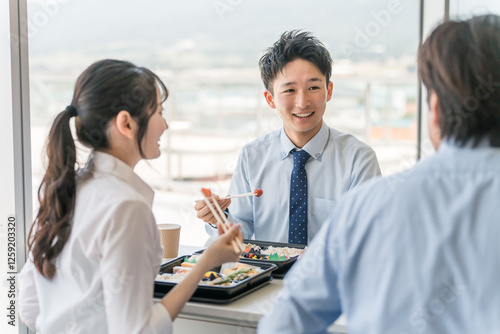 Fotografie 社員食堂でランチ・仕出し弁当・デリバリー・ケータリングの弁当を食べる男女（福利厚生）