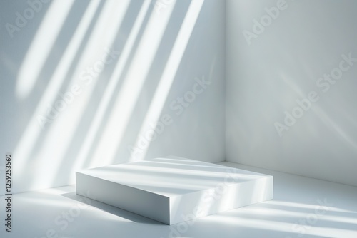 Espaço minimalista com luz natural projetando sombras dramáticas, apresentando um pódio simples e elementos decorativos sutis, criado com IA generativa photo