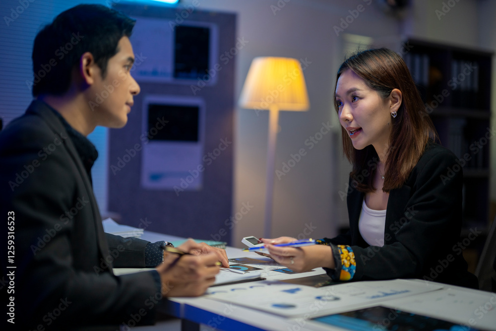 Fototapeta premium Two people are talking at a table