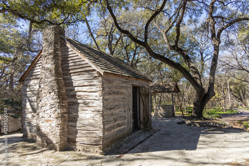 Fotografía Old historic Swedish log cabin built by early settlers in Austin, Texas, showcasing rustic pioneer architecture and cultural heritage