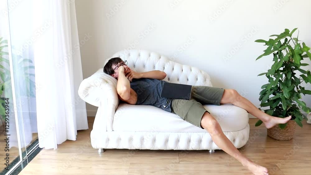 homem estudante com sono e cansado 
