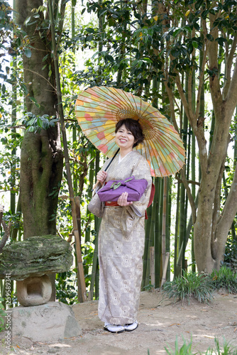 竹林の中　日傘をさす着物姿の女性 photo