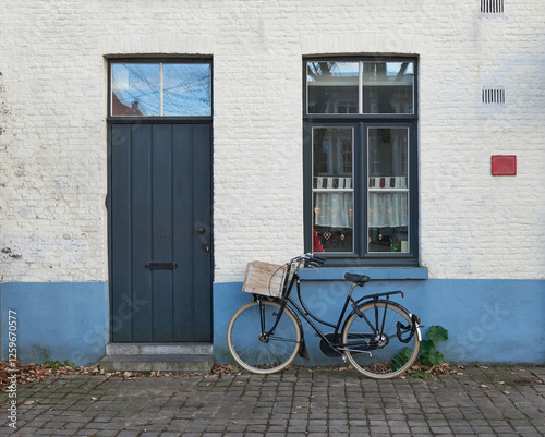 Canvas Print Ladies dutch bike parked in front of cozy house