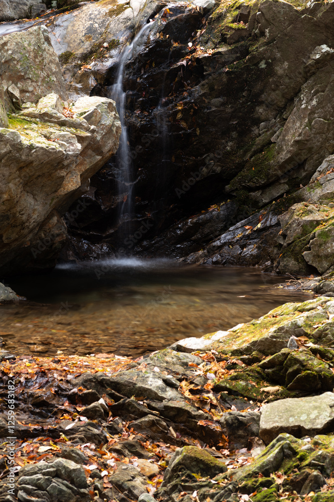 Fototapeta premium 美しい滝のある風景