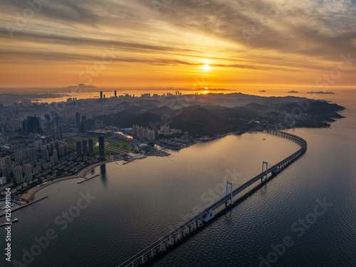 Tableau sur toile Overlooking sunrise of Dalian