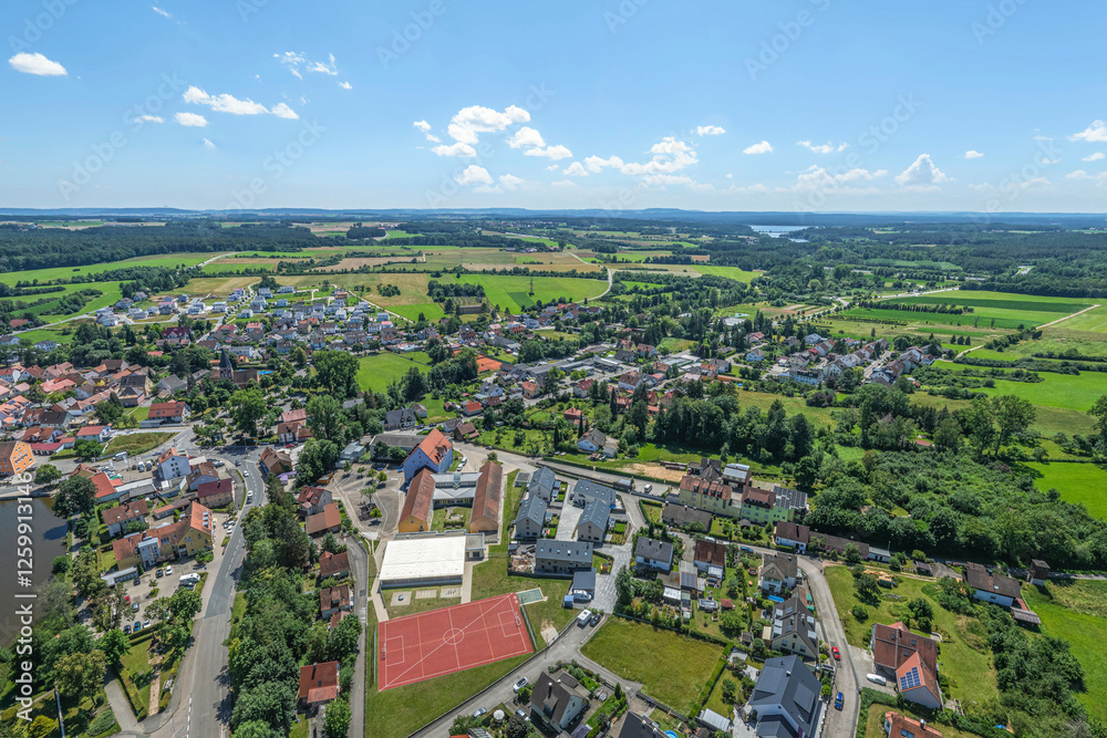 Fototapeta premium Die mittelfränkische Gemeinde Allersberg in der Metropolregion Nürnberg im Luftbild