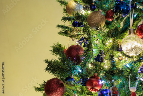 dettagli di un albero di natale addobbato con varie decorazioni e luci colorate photo