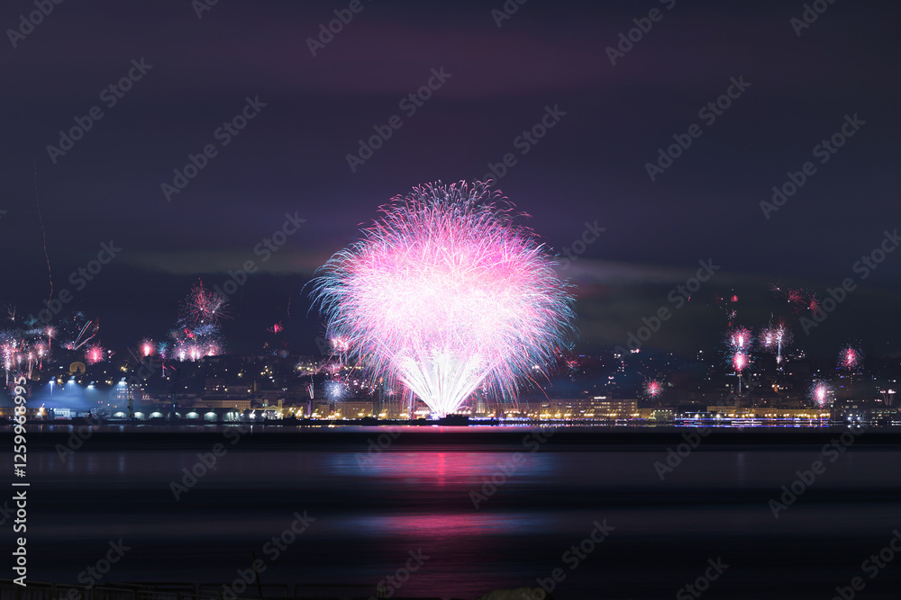 fuochi d'artificio per festeggiare l'anno nuovo in un ambiente urbano in Italia