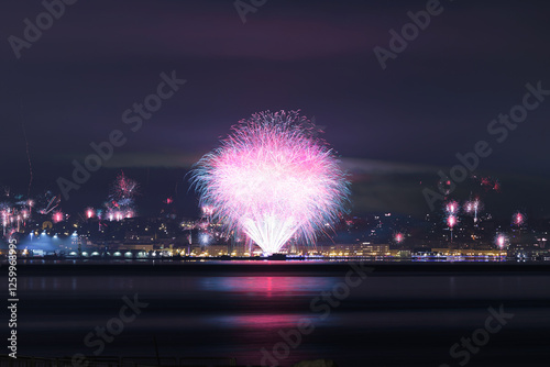 Obraz na płótnie fuochi d'artificio per festeggiare l'anno nuovo in un ambiente urbano in Italia w salonie