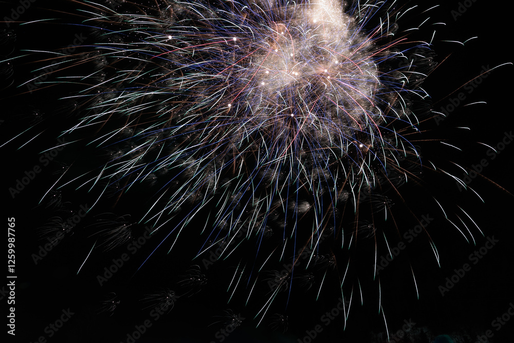 dettagli di alcuni fuochi d'artificio di color oro, rosso, verde, azzurro e blu su sfondo nero