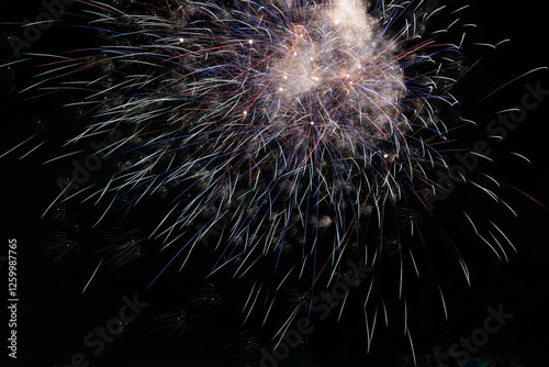 Obraz na płótnie dettagli di alcuni fuochi d'artificio di color oro, rosso, verde, azzurro e blu su sfondo nero w salonie