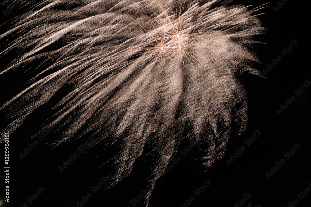dettagli di fuochi d'artificio di colore dorato chiaro su sfondo nero