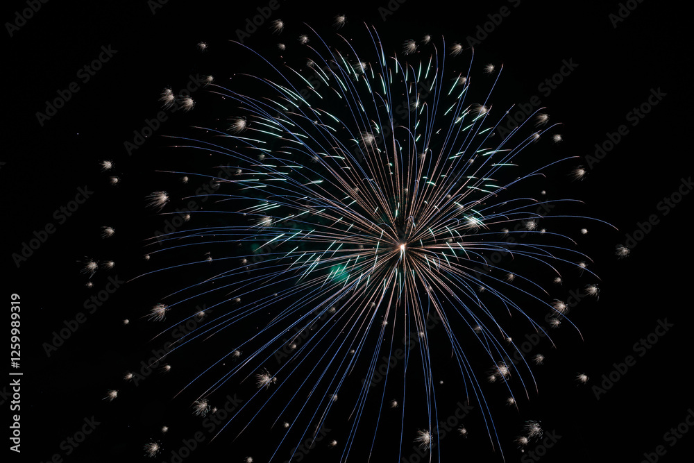 dettagli di fuochi d'artificio di colore blu, verde e giallo su sfondo nero