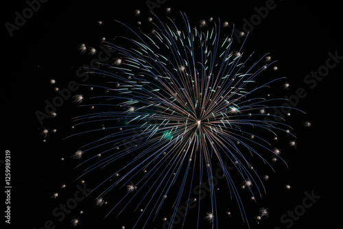 Obraz na płótnie dettagli di fuochi d'artificio di colore blu, verde e giallo su sfondo nero w salonie