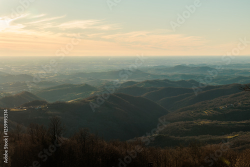 Obraz na płótnie vista da lontano e dall'alto sulla vasta pianura della regione Friuli Venezia Giulia, nell'Italia nord-orientale, che si estende fino all'orizzonte, nel tardo pomeriggio, in inverno w salonie