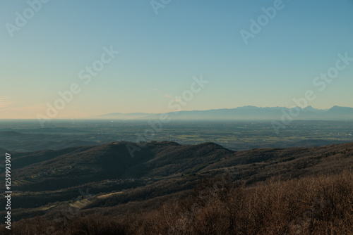 Obraz na płótnie vista da lontano e dall'alto sulla vasta pianura della regione Friuli Venezia Giulia, nell'Italia nord-orientale, che si estende fino all'orizzonte, nel tardo pomeriggio, in inverno w salonie